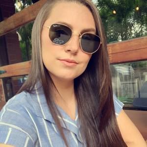 Meet your Posher, Larissa